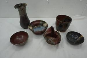 lot 429 image: Decorative Clay Pottery Set