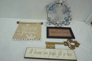 lot 449 image: Variety of Wall Decor Key, Snowflake and some plaques