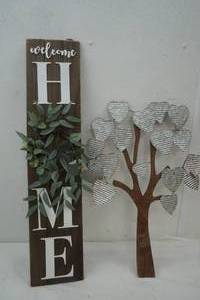lot 452 image: Wall Decor Tree & Welcome Sign
