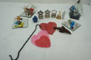 lot 456 image: Lot of Decor Pieces