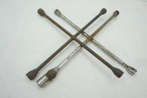 lot 467 image: 2 Tire Irons