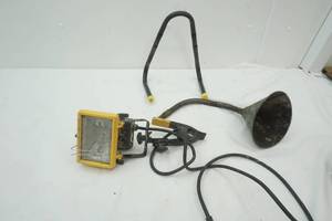 lot 482 image: Oil Spout and small work light with clamp