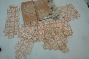 lot 576 image: Woven Rug, table Runner with 4 Placemats