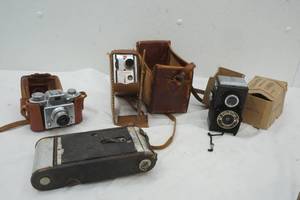 lot 604 image: Variety of Vintage Cameras
