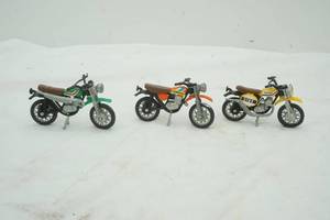lot 630 image: 3 Mini Dirt Bike Toys
