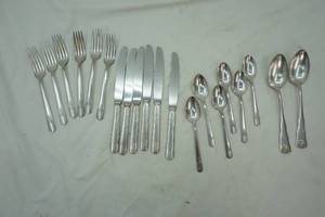 lot 635 image: Vintage William Rogers Silverware