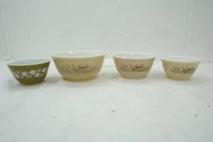 lot 638 image: Pyrex Mixing Bowl Set of 3