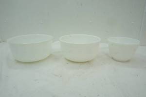 lot 639 image: Fire King  & 2 pyrex mixing bowls