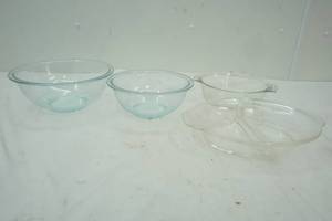 lot 640 image: 2 Pyrex bowls and 2 Anchor Hocking