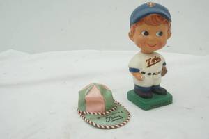 lot 643 image: Vintage Twins Bobblehead & Coin Purse