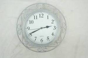 lot 662 image: Hanging Circle Clock 12