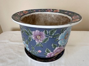 lot 174 image: Vintage Porcelain Flower Pot