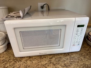 lot 181 image: Magic Chef 0.7 cu ft. Microwave