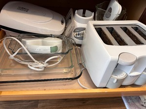 lot 183 image: Entire Contents of Small Kitchen Appliances - Toaster, George Forman, Blender and Two Glass Baking Dishes