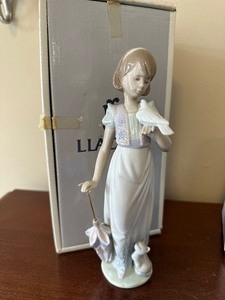 lot 186 image: Llardro Summer Stroll #7611 Figuine in Mint Condition with Original Box
