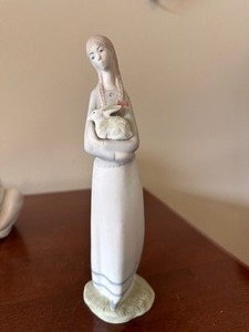 lot 190 image: Lladro Inspired Girl with Bunny - Matte Finish