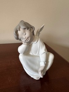 lot 191 image: Lladro Angel Dreaming Figurine - Matte Finish