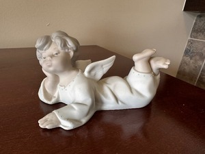 lot 192 image: Lladro Angel Laying Down 4541 - Matte Finish