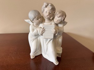 lot 193 image: Lladro 3 Angels Singing Figuring #4542 - Matte Finish