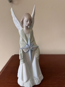lot 195 image: Lladro Porcelain Figurine Star of the Heavens - Angel Holding Star