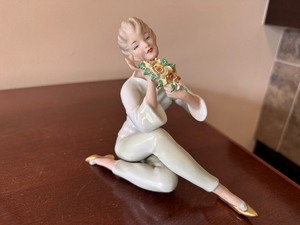 lot 200 image: Wallendorf Figurine Lady Sitting with Bouquet of Flowers