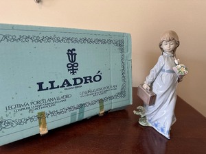 lot 203 image: Llardo School Days 1988 Girl with Flowers Figurine Retired - Model 7604 in Box