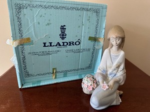 lot 204 image: Limited Edition Llardo Flower Song Girl With Basket - Model 7607 in Box