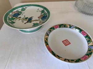 lot 164 image: Vintage Antique Quinn Dynasty Salad Plate and Vintage Kutani Japanese Famille Verde Bird Footed Bowl