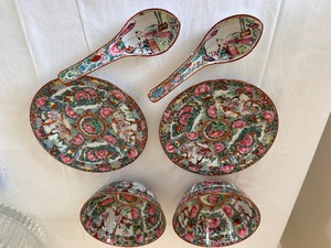 lot 166 image: 2 Vintage Chinese Rose Hand Painted Porcelain Plates, 2 Bowls, and 2 Spoons