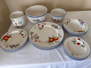 lot 168 image: Vintage Savoir Vivre Dinnerware Set