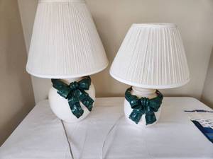 lot 9 image: Set of Two Table Lamps with Shades