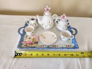 lot 16 image: Vintage Childs Tea Set