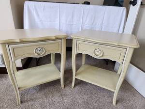 lot 25 image: Set of Two Vintage Nightstands with Drawer