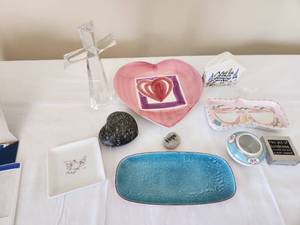 lot 42 image: Variety of Decorative items