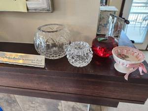 lot 49 image: Variety of Crystal Bowls and Decorative Items