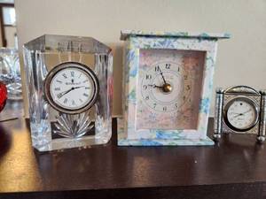lot 50 image: Three Small Mantle Clocks
