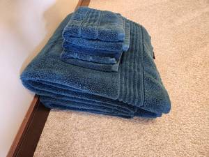 lot 60 image: Set of Bath Towels Like New