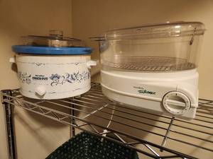 lot 103 image: Crockpot and Food Steamer