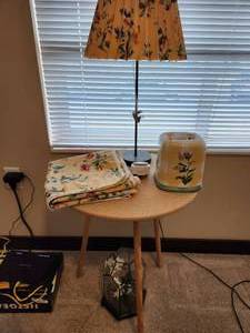 lot 127 image: Table, Lamp and Coordinating Decorative Pieces