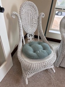 lot 1 image: Vintage Rattan Wicker Rocking Chair in Excellent Condition Measuring 21 x 30 x 40