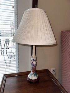 lot 66 image: Vintage Painted Porceliane Table Lamp