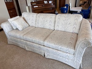 lot 76 image: King Hickory Sofa in Excellent Condition, Firm Foam, Smoke and Pet Free Home