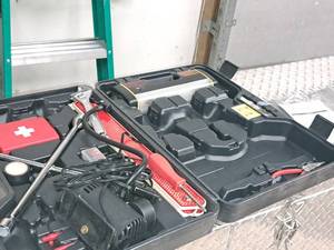 lot 570 image: Automotive Emergency Kit