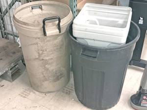 lot 572 image: Lot of (3) Assorte Trash Cans