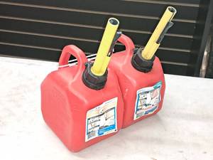 lot 586 image: Lot of (2) 1-Gallon Plastic Gas Can