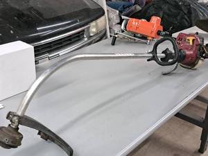 lot 550 image: Homelite TrimLite 25cc Line Trimmer UT20002A
