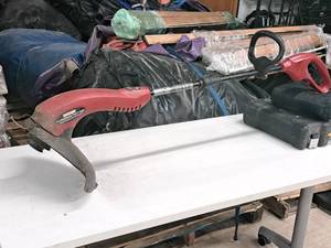 lot 552 image: Craftsman Weedwacker Hassle Free Head Line Trimmer