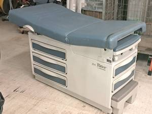 lot 525 image: Midmark Ritter 204-002 Medical Examination Table