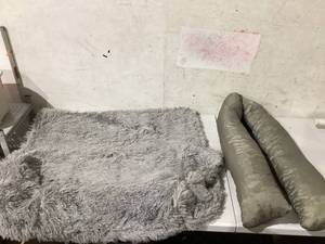 lot 441 image: PupRug Faux Fur Pillow Dog Bed