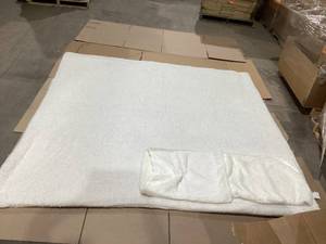 lot 488 image: 3 PCS Queen Size White Fluffy Comforter
